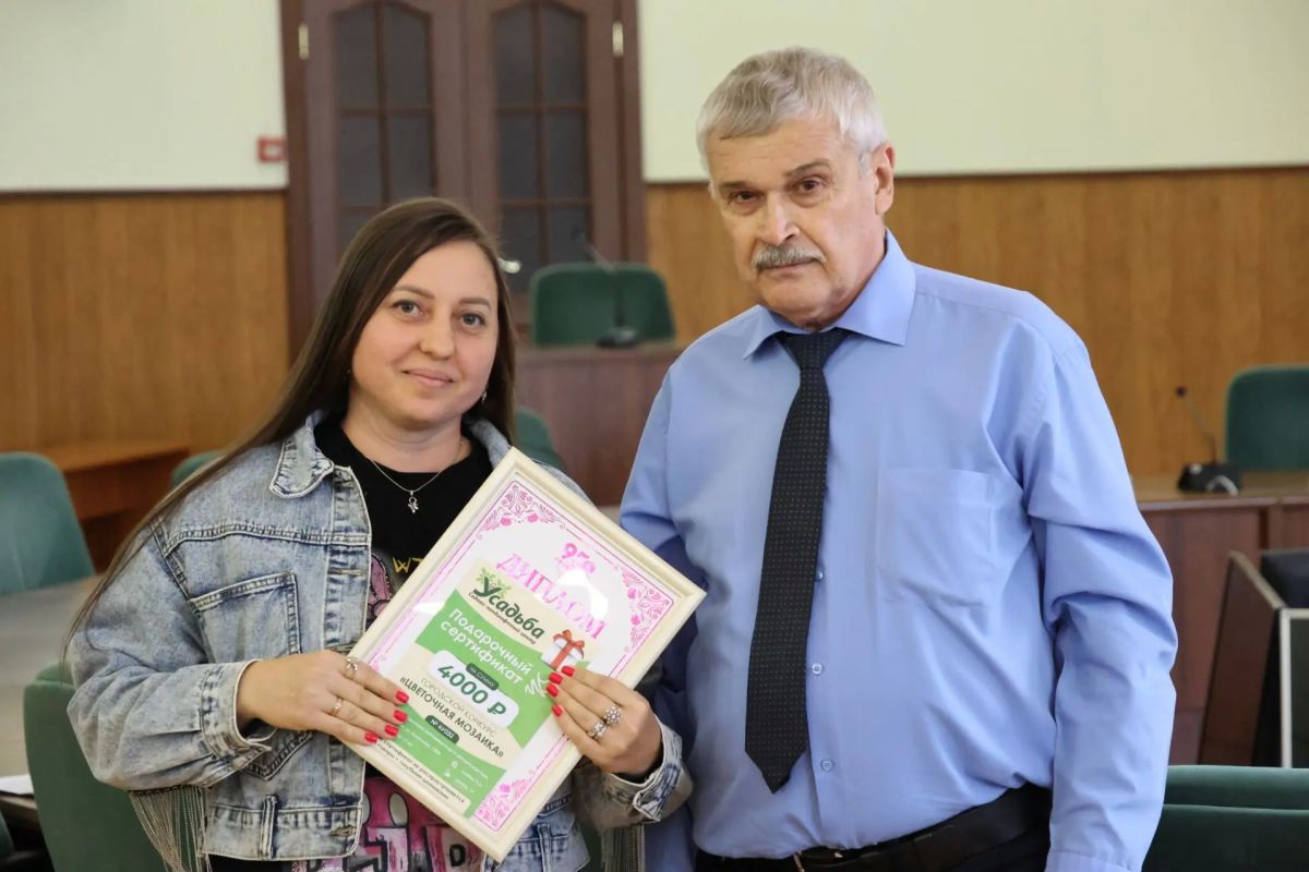 В столице Хакасии наградили победителей «Цветочной мозаики» В столице Хакасии наградили победителей «Цветочной мозаики»