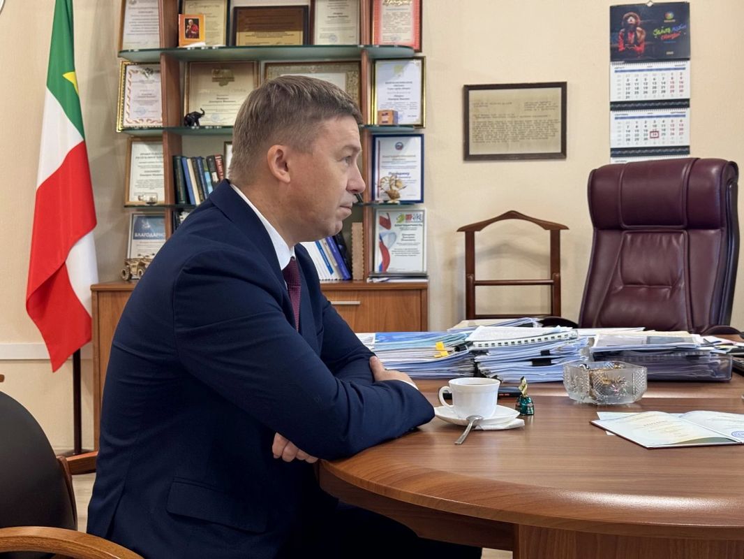 Евгений Воронков встретился с наставником после вручения диплома Евгений Воронков встретился с наставником после вручения диплома