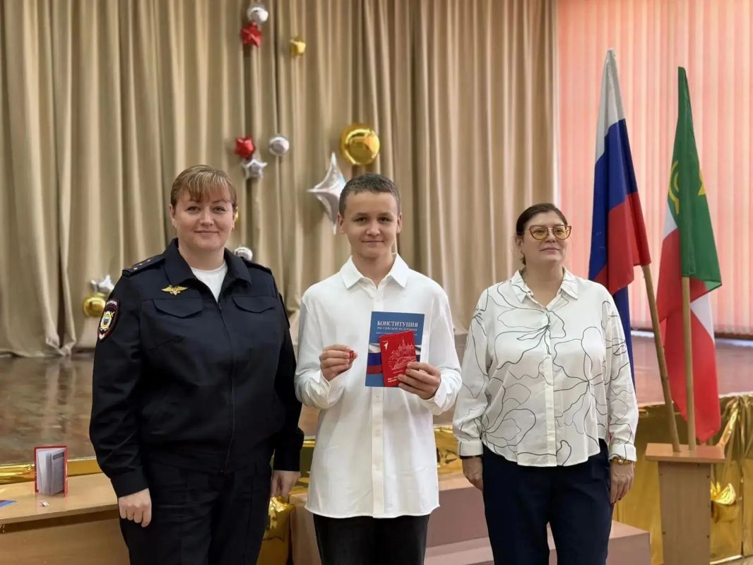 В Абакане в рамках проекта «Мы — граждане России» школьникам вручили паспорта В Абакане в рамках проекта «Мы — граждане России» школьникам вручили паспорта