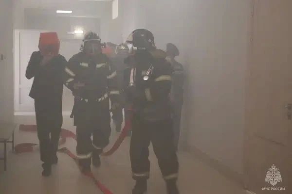 Абаканские пожарные провели учения в школе № 33 Абаканские пожарные провели учения в школе № 33