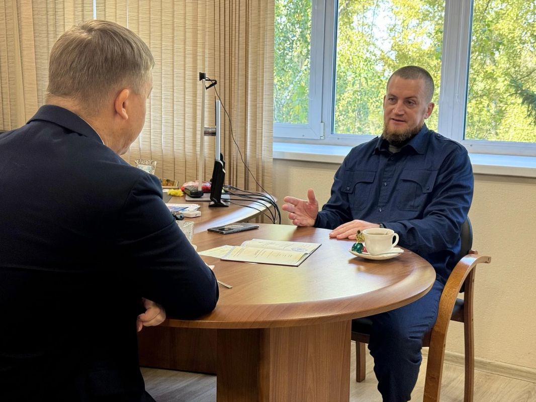 Евгений Воронков встретился с наставником после вручения диплома Евгений Воронков встретился с наставником после вручения диплома