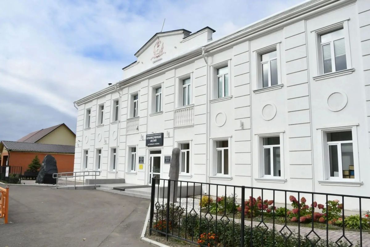 Детский культурно-просветительский центр в Белом Яре открыл Валентин Коновалов Детский культурно-просветительский центр в Белом Яре открыл Валентин Коновалов