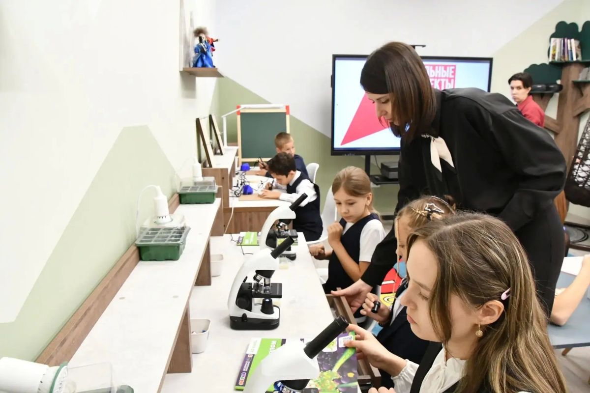Детский культурно-просветительский центр в Белом Яре открыл Валентин Коновалов Детский культурно-просветительский центр в Белом Яре открыл Валентин Коновалов