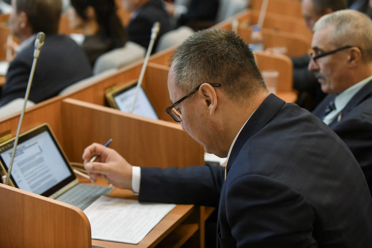 Валентин Коновалов: Принял участие в 35-й сессии Верховного Совета Хакасии Валентин Коновалов: Принял участие в 35-й сессии Верховного Совета Хакасии