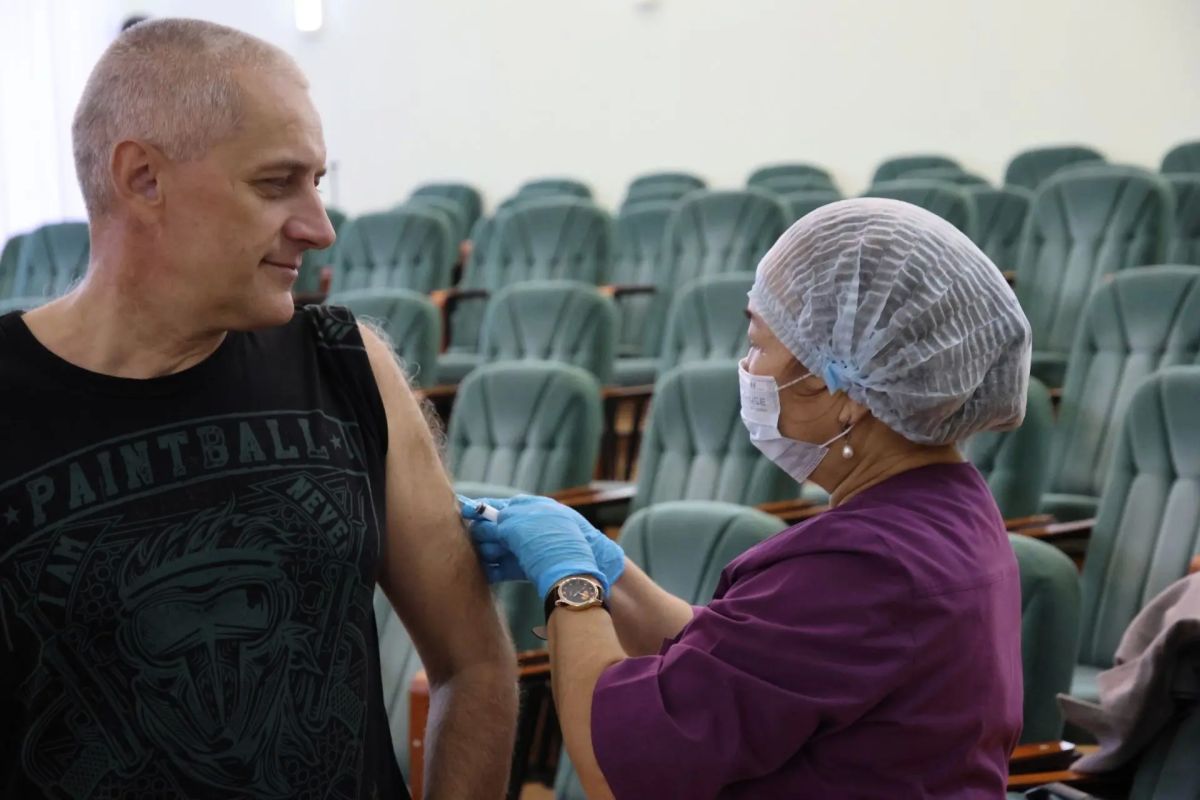 Прививка на рабочем месте: Администрация Абакана показала пример горожанам Прививка на рабочем месте: Администрация Абакана показала пример горожанам