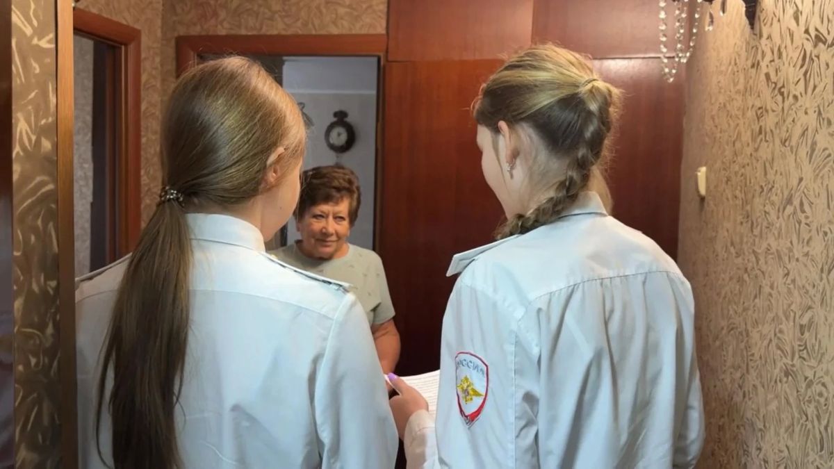 В Черногорске учащиеся полицейского класса навестили ветеранов органов внутренних дел и маму сотрудника, погибшего при исполнении