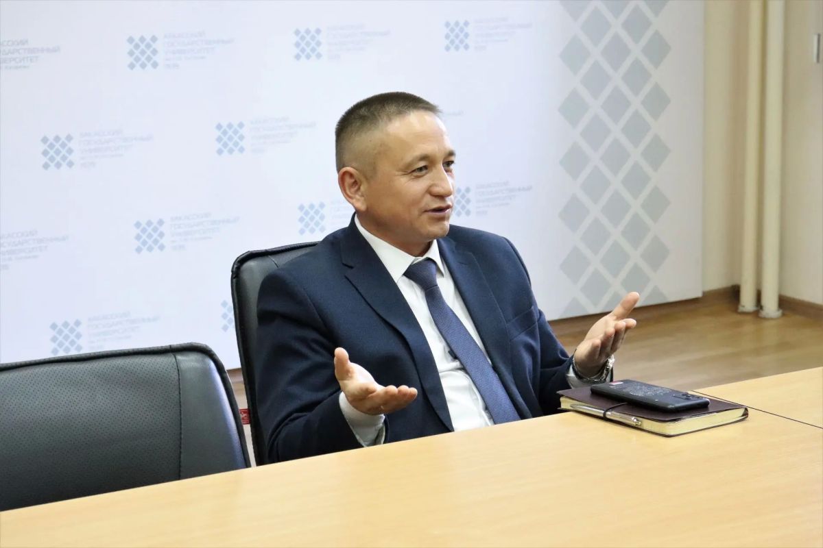 Виталий Кунучаков провел профориентационную встречу со студентами ХГУ Виталий Кунучаков провел профориентационную встречу со студентами ХГУ