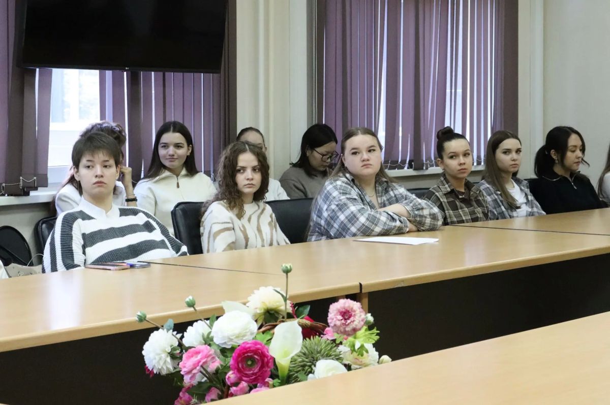 Виталий Кунучаков провел профориентационную встречу со студентами ХГУ Виталий Кунучаков провел профориентационную встречу со студентами ХГУ