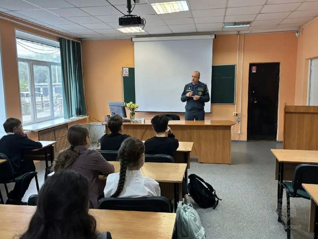 В Хакасии прошли уроки безопасности для школьников и студентов В Хакасии прошли уроки безопасности для школьников и студентов