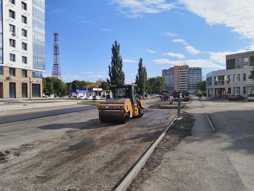 К укладке верхнего слоя асфальта приступили дорожники на улице Комарова в Абакане К укладке верхнего слоя асфальта приступили дорожники на улице Комарова в Абакане