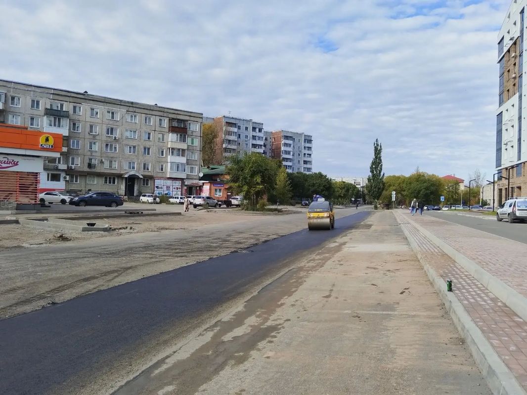К укладке верхнего слоя асфальта приступили дорожники на улице Комарова в Абакане К укладке верхнего слоя асфальта приступили дорожники на улице Комарова в Абакане