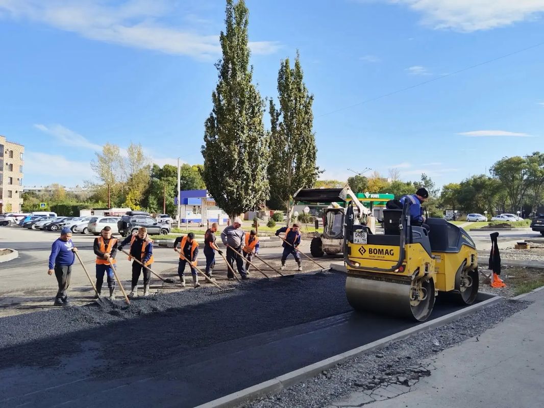 К укладке верхнего слоя асфальта приступили дорожники на улице Комарова в Абакане К укладке верхнего слоя асфальта приступили дорожники на улице Комарова в Абакане