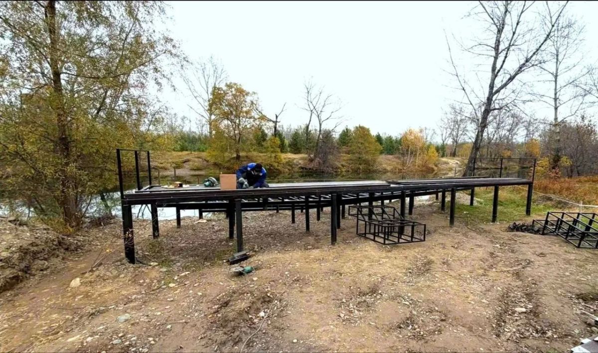 Каркас четвёртого пирса в Парке Культуры и Отдыха почти готов, рабочие приступили к сварке ограждений и укладке настила из древесно-полимерного композита Каркас четвёртого пирса в Парке Культуры и Отдыха почти готов, рабочие приступили к сварке ограждений и укладке настила из древесно-полимерного композита