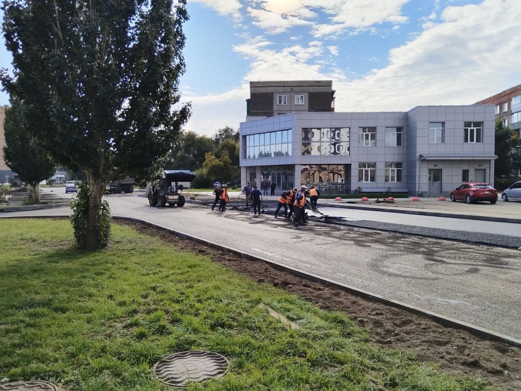 Финальный аккорд дорожных работ На улице Комарова компания «МЖФ» приступила к устройству верхнего слоя покрытия Финальный аккорд дорожных работ На улице Комарова компания «МЖФ» приступила к устройству верхнего слоя покрытия