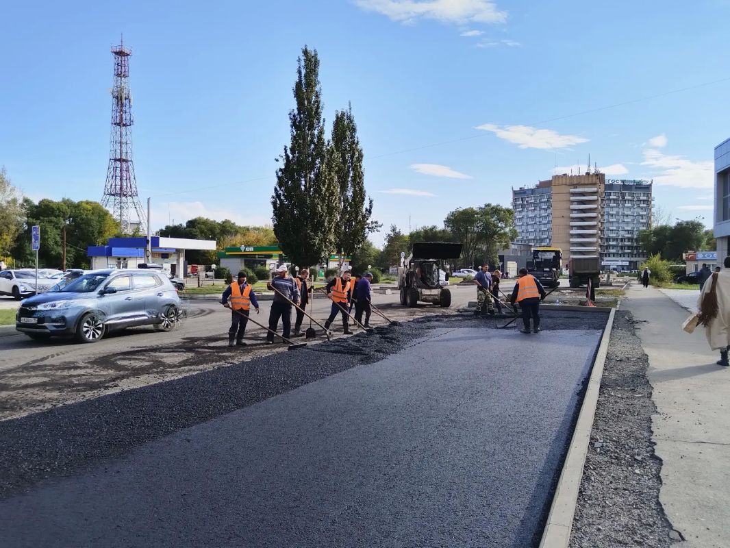 Финальный аккорд дорожных работ На улице Комарова компания «МЖФ» приступила к устройству верхнего слоя покрытия Финальный аккорд дорожных работ На улице Комарова компания «МЖФ» приступила к устройству верхнего слоя покрытия