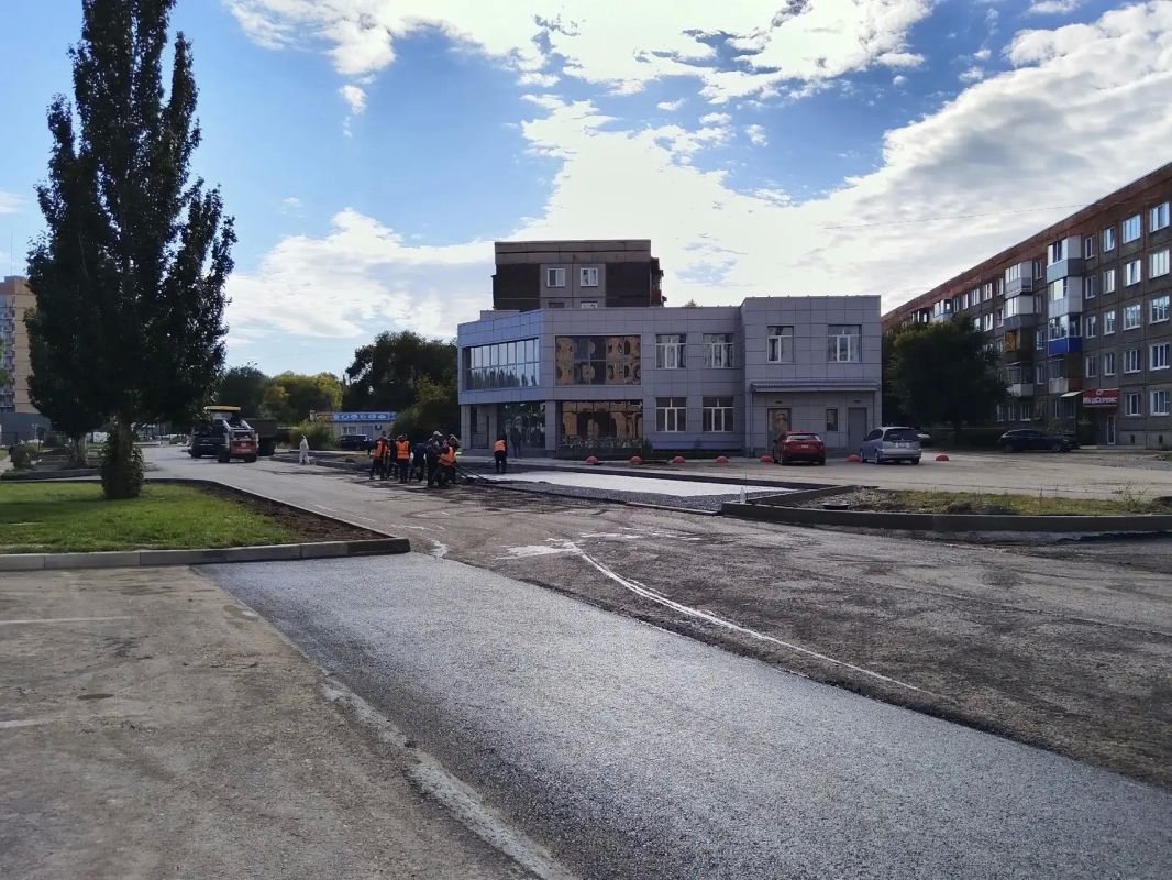 К укладке верхнего слоя асфальта приступили дорожники на улице Комарова в Абакане