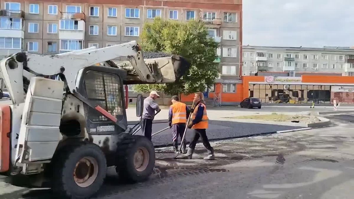 Финальный аккорд дорожных работ На улице Комарова компания «МЖФ» приступила к устройству верхнего слоя покрытия