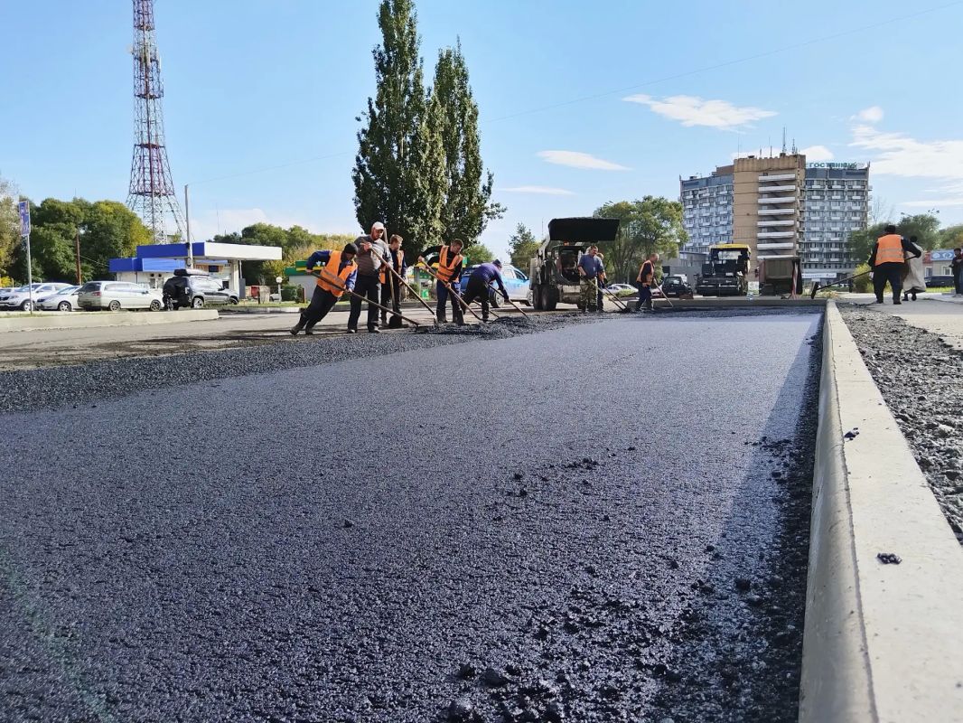 Финальный аккорд дорожных работ На улице Комарова компания «МЖФ» приступила к устройству верхнего слоя покрытия Финальный аккорд дорожных работ На улице Комарова компания «МЖФ» приступила к устройству верхнего слоя покрытия