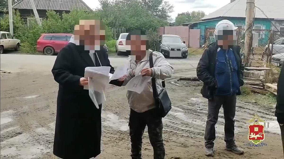 10 мигрантов принудительно покинут Хакасию и Россию