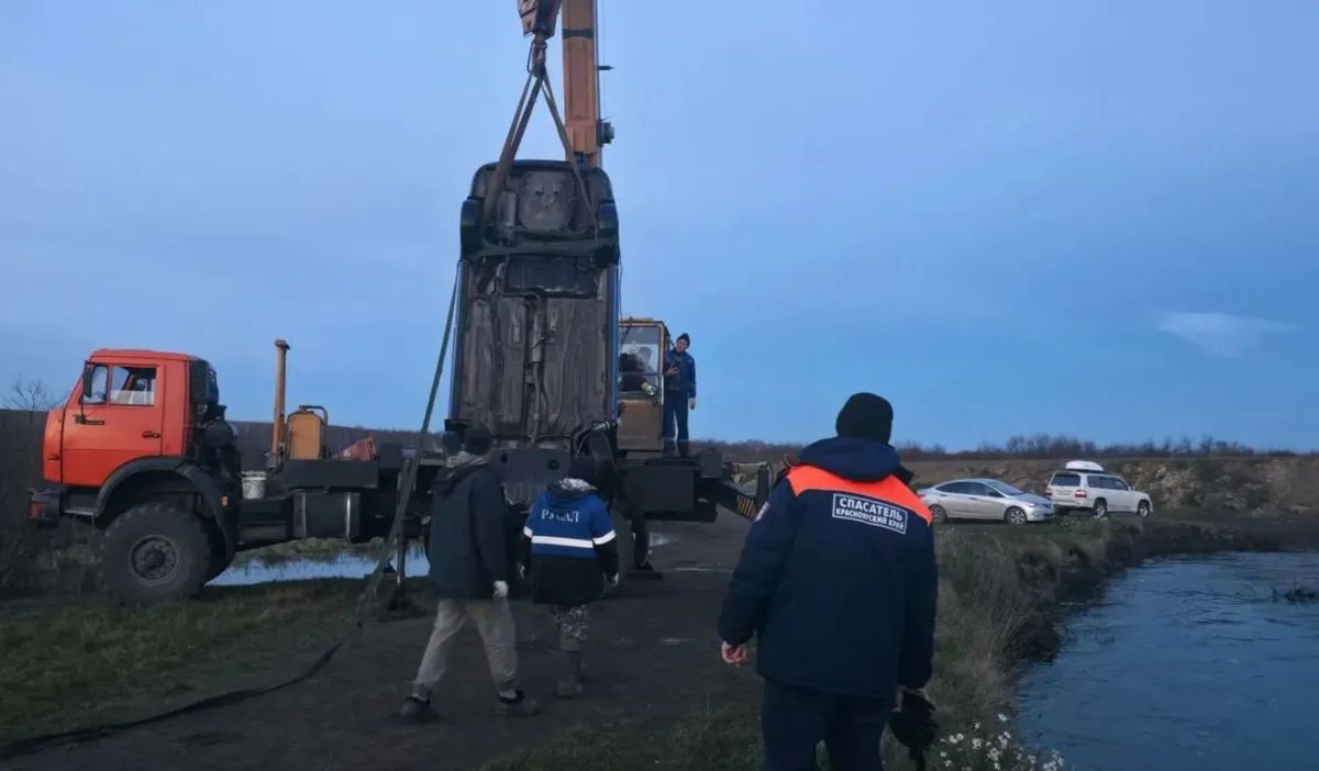 Машину пропавших рыбаков обнаружили на дне реки в Красноярском крае Машину пропавших рыбаков обнаружили на дне реки в Красноярском крае