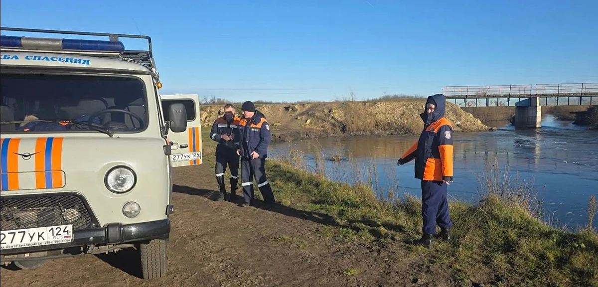 Машину пропавших рыбаков обнаружили на дне реки в Красноярском крае Машину пропавших рыбаков обнаружили на дне реки в Красноярском крае