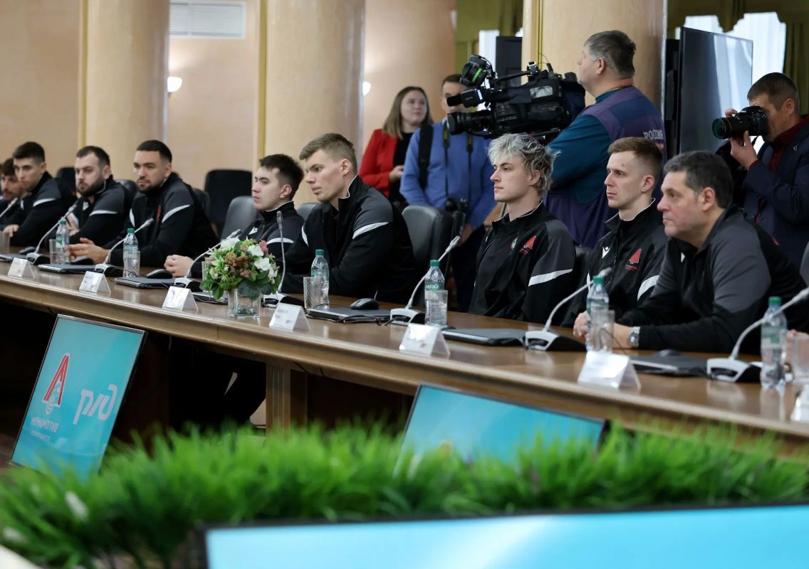 «Верю в вас»: полпред президента встретился с тренерами и игроками ВК «Локомотив» «Верю в вас»: полпред президента встретился с тренерами и игроками ВК «Локомотив»