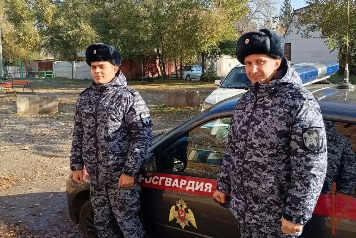 В Республике Хакасия росгвардейцы разыскали потерявшегося ребёнка и вернули его матери