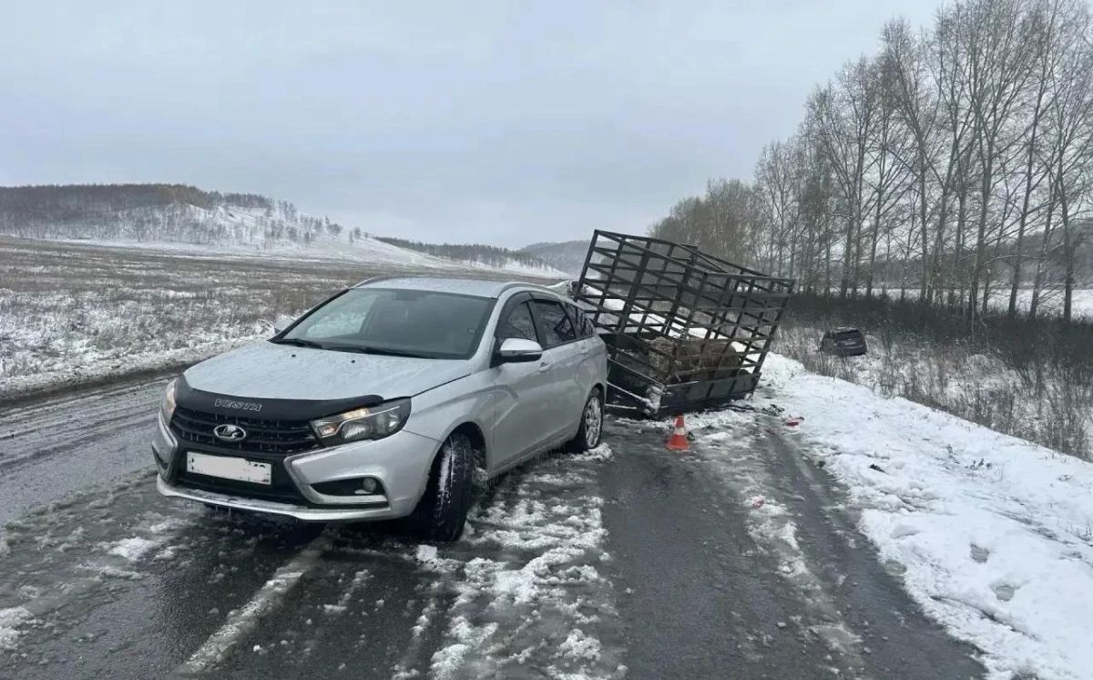 В Боградском районе "Лада" с прицепом врезалась в иномарку