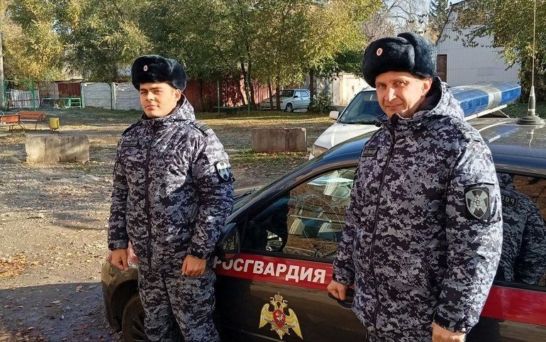 Ушёл без куртки в мороз: пропавшего 7-летнего мальчика нашли росгвардейцы в Абакане