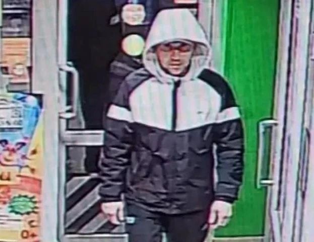 Внимание, розыск!. Накануне из сетевого магазина, расположенного по адресу: г. Абакан ул. Пушкина, 67, были похищены товары личной гигиены, алкогольные напитки и шоколад общей стоимостью около 11 тысяч рублей