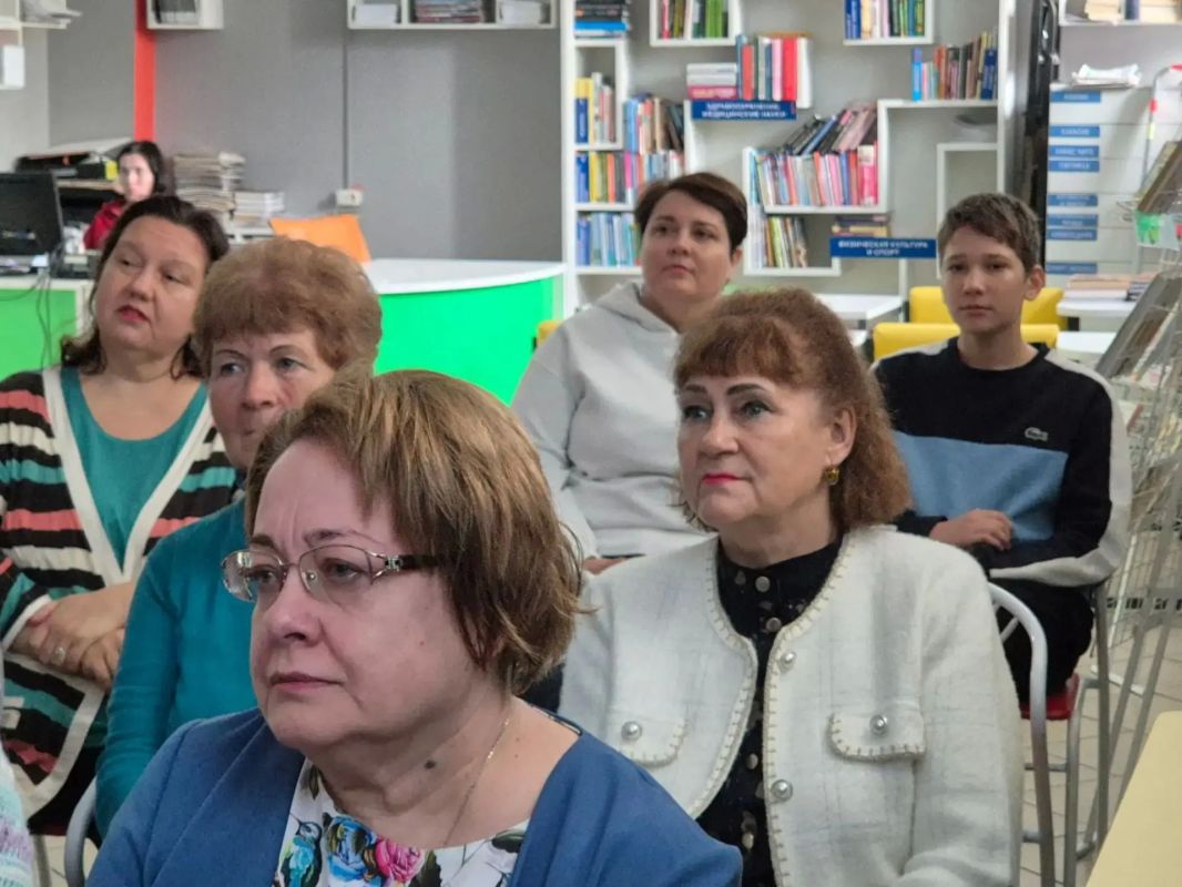 В рамках II Международного фестиваля детско-юношеского и семейного кино «Жарки» в абаканской городской библиотеке "Ровесник" прошел кинопросмотр и обсуждение военной драмы Павла Иванова «Отец» В рамках II Международного фестиваля детско-юношеского и семейного кино «Жарки» в абаканской городской библиотеке "Ровесник" прошел кинопросмотр и обсуждение военной драмы Павла Иванова «Отец»