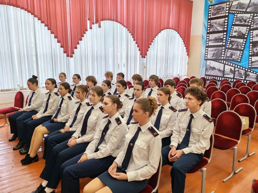 Ученики МБОУ «Гимназия» города Лесосибирска торжественно посвящены в кадеты Следственного комитета Российской Федерации Ученики МБОУ «Гимназия» города Лесосибирска торжественно посвящены в кадеты Следственного комитета Российской Федерации