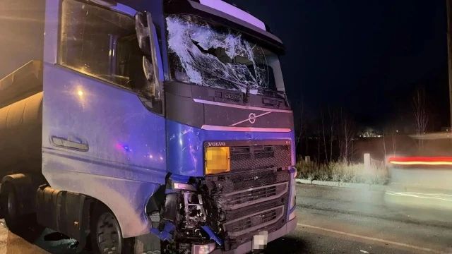 Массовое ДТП в Абакане. В Абакане на улице Советской произошла массовая авария с участием грузовика, пассажирского автобуса и трех легковушек, в которой пострадала 76-летняя женщина
