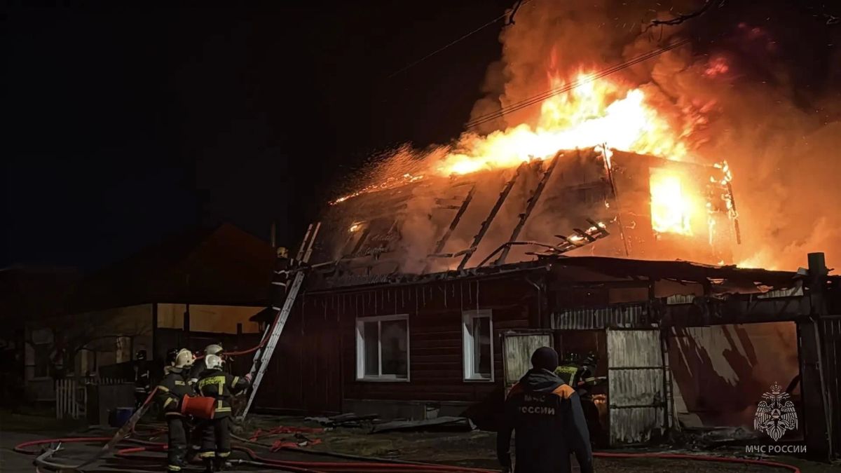 6 газовых баллонов пришлось вытаскивать пожарным из гаража, полного горящего топлива 6 газовых баллонов пришлось вытаскивать пожарным из гаража, полного горящего топлива