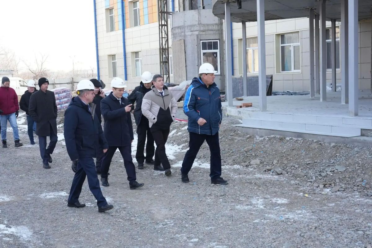 Валентин Коновалов следит за возведением соцобъектов в Абакане и Черногорске