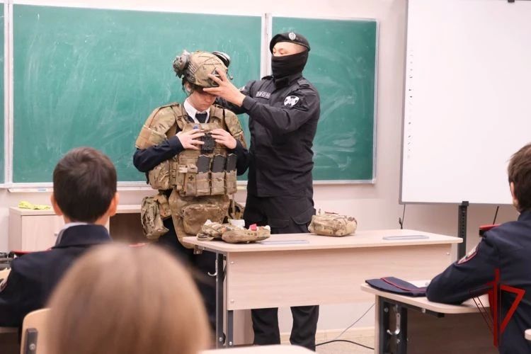 Стражи правопорядка познакомили абаканских школьников со своей работой Стражи правопорядка познакомили абаканских школьников со своей работой