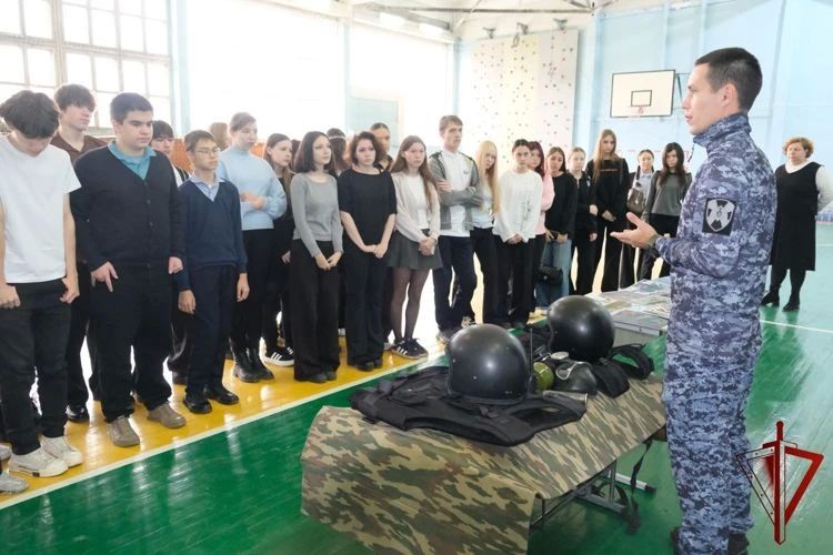 Стражи правопорядка познакомили абаканских школьников со своей работой Стражи правопорядка познакомили абаканских школьников со своей работой