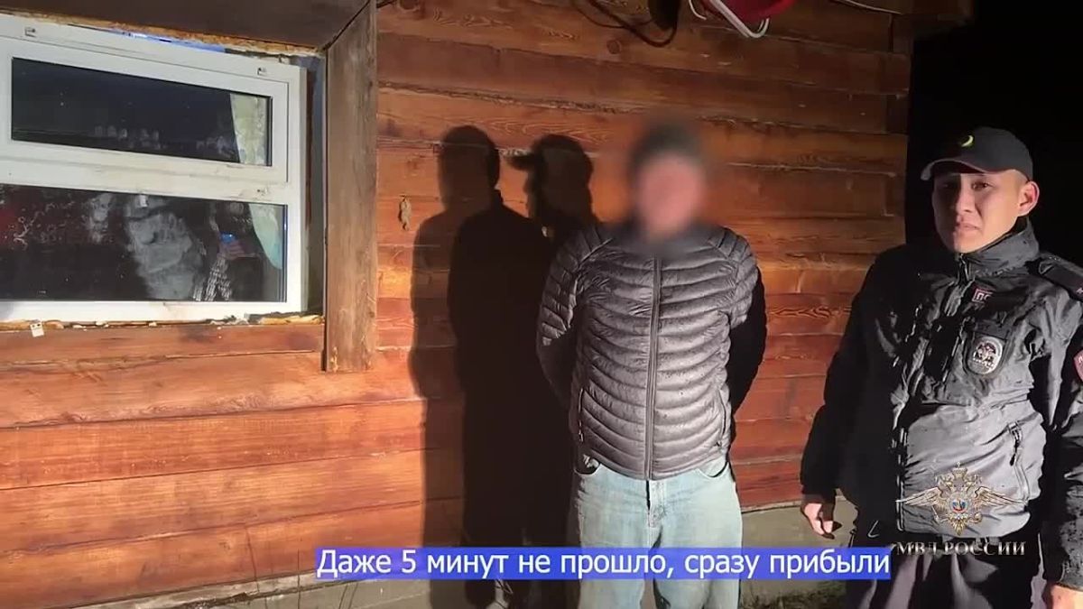 Медведь повредил окно и попытался залезть в дом, где проживает семья с двумя детьми