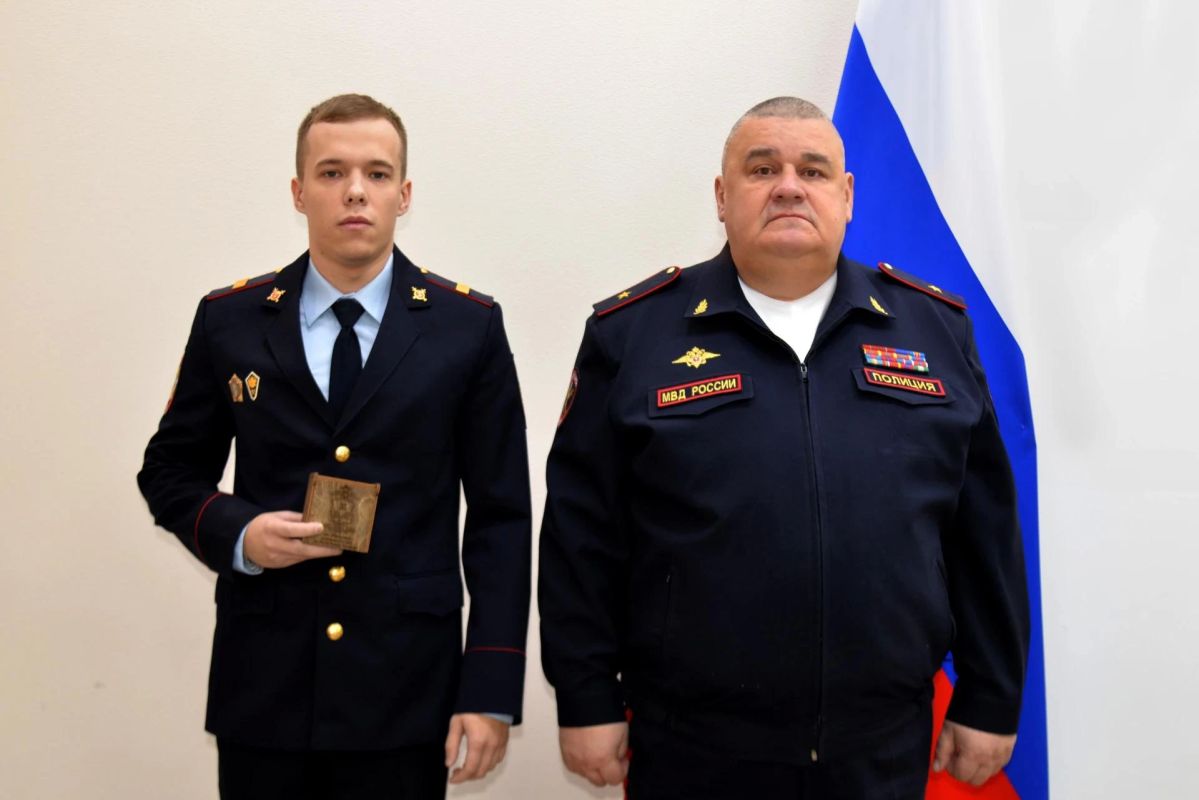 Министр внутренних дел Хакасии поощрил сотрудников патрульно-постовой службы, оперативно задержавших подозреваемую в убийстве несовершеннолетней