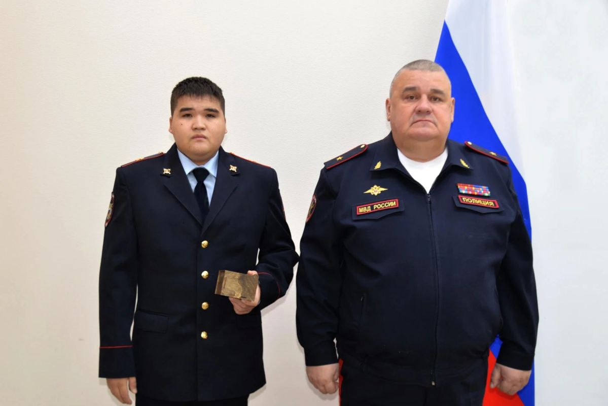 Министр внутренних дел Хакасии поощрил сотрудников патрульно-постовой службы, оперативно задержавших подозреваемую в убийстве несовершеннолетней Министр внутренних дел Хакасии поощрил сотрудников патрульно-постовой службы, оперативно задержавших подозреваемую в убийстве несовершеннолетней