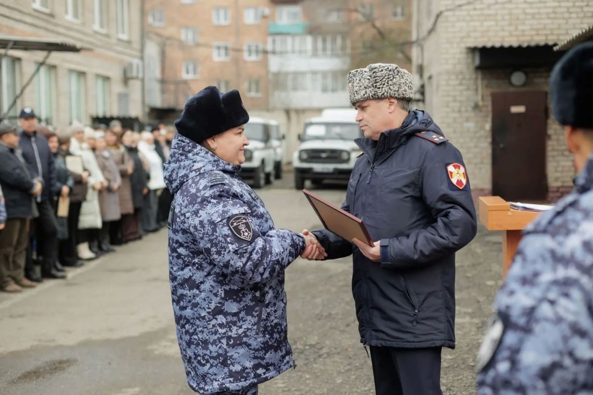В Хакасии сотрудникам вневедомственной охраны вручены награды В Хакасии сотрудникам вневедомственной охраны вручены награды