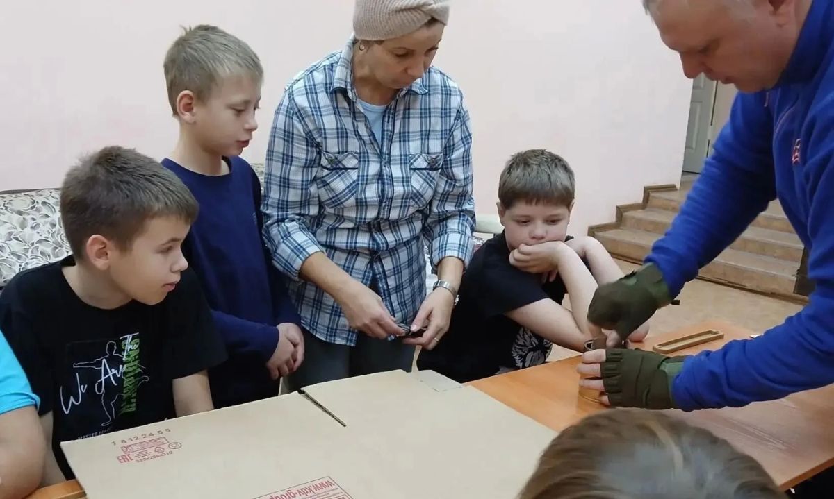 В каникулярное время представители Общественного совета при МВД по Республике Хакасия организовали для школьников патриотическое мероприятие В каникулярное время представители Общественного совета при МВД по Республике Хакасия организовали для школьников патриотическое мероприятие