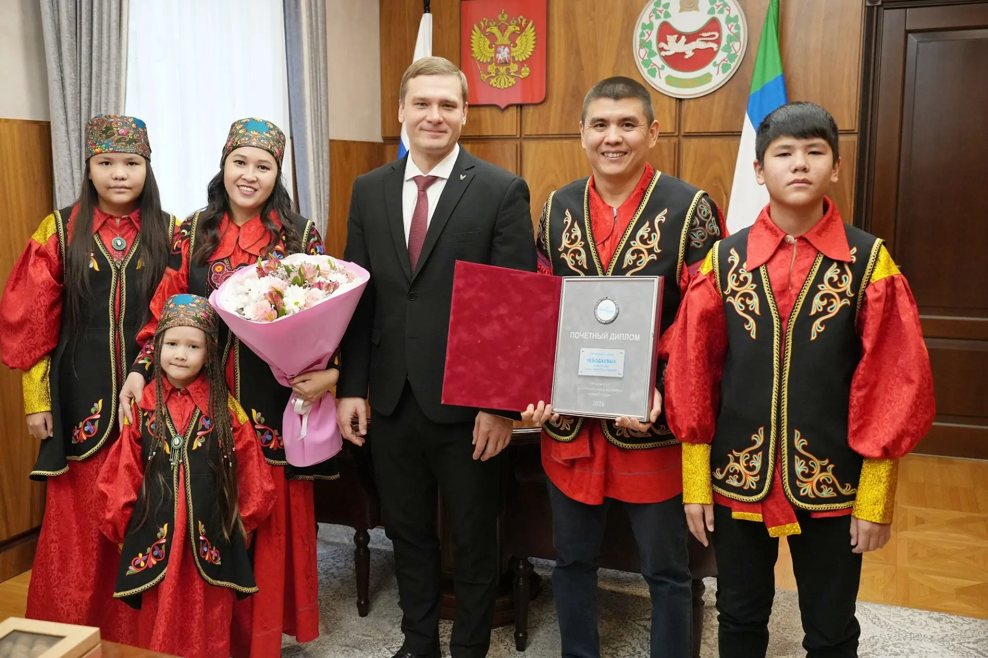 Глава Хакасии поздравил семью Чебодаевых с победой во всероссийском конкурсе
